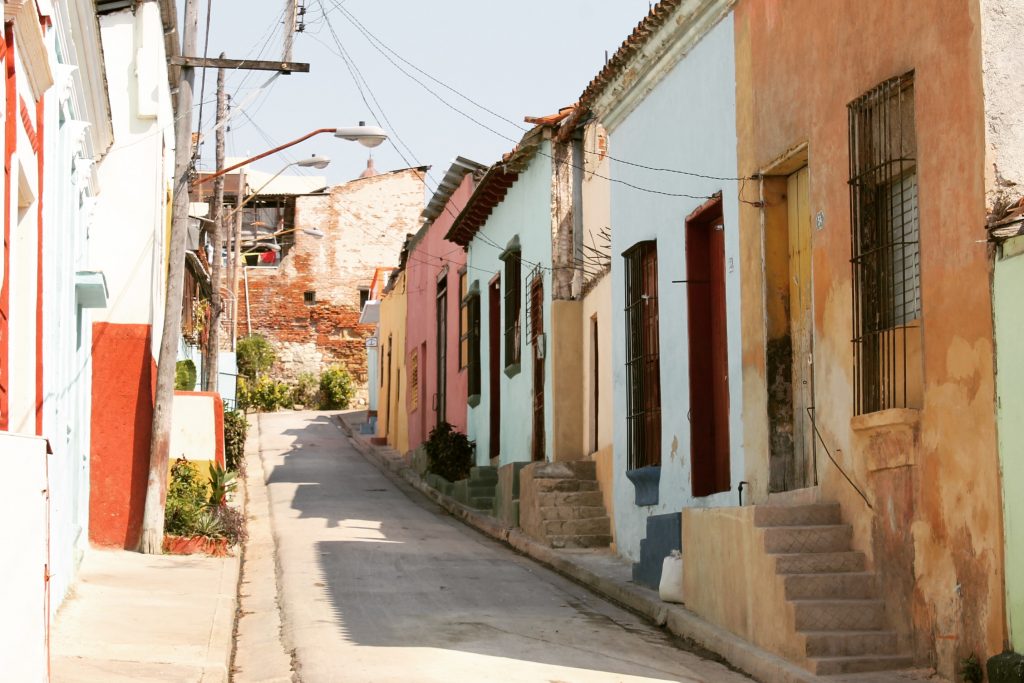 Clădirile sunt colorate peste tot în Cuba