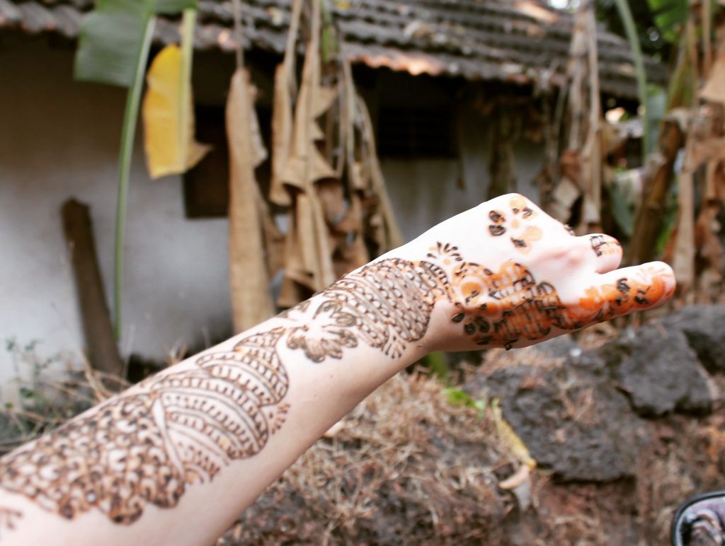 Henna în curs de uscare