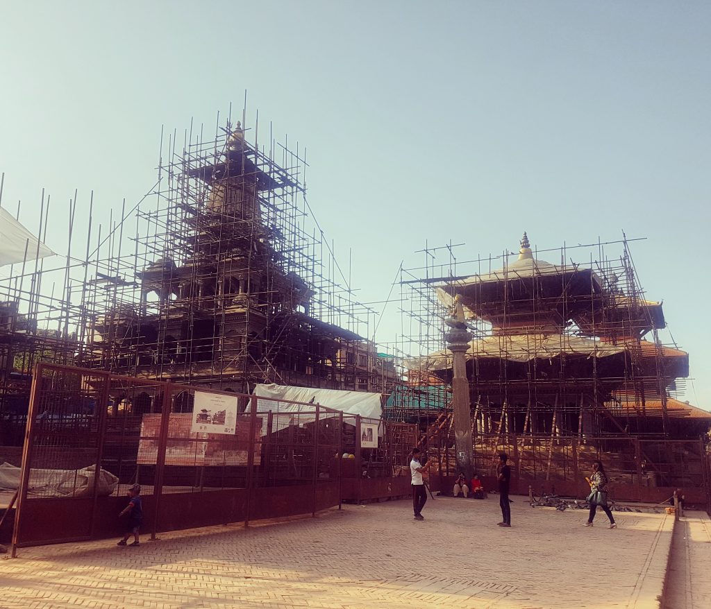Și în Durbar Square-ul din Patan se construiește intens