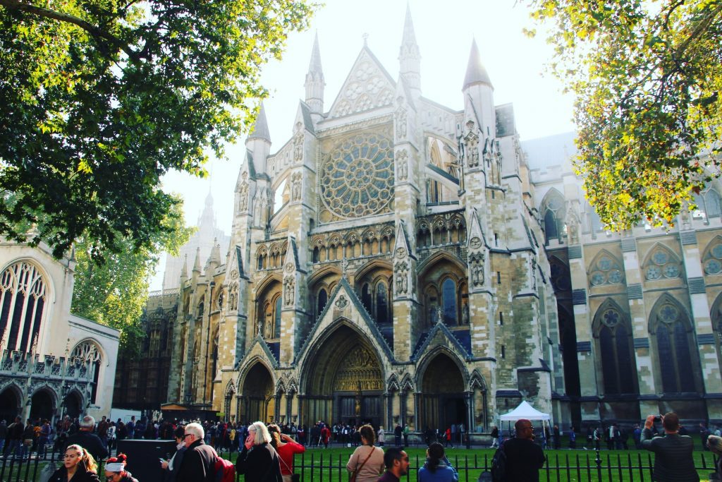 Sir Isaac Newton, Charles Dickens, Rudyard Kipling sunt înmormântați la Westminster Abbey 