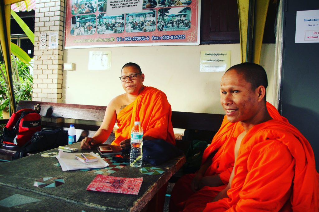 De vorbă cu călugării la Wat Chedi Luang