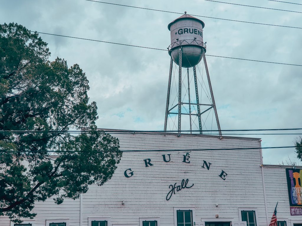 Gruene, unde încing texanii dansuri și ascultă country.