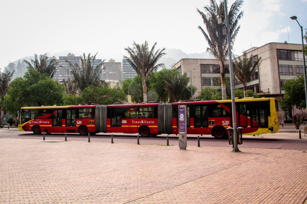 TransMilenio, sistemul rapid de autobuze din Bogota.
