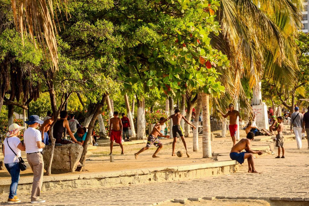 Un clasic al Americii de Sud - fotbal la asfințit, pe plaja din Santa Marta.