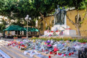 Flori și lumânări pentru Daphne Caruana Galizia