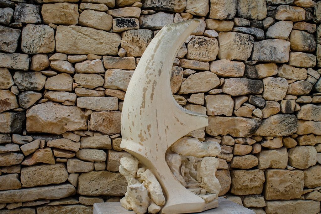 O sculptură la intrarea din Ħaġar Qim & Mnajdra Temples