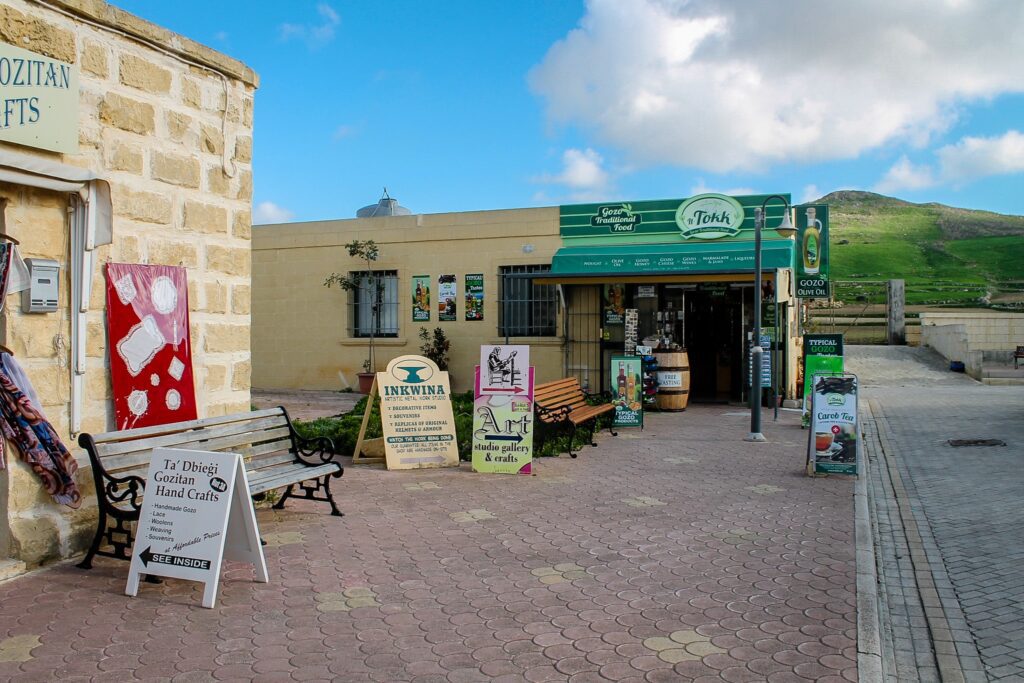 Ta’ Dbiegi Crafts Village din Gozo