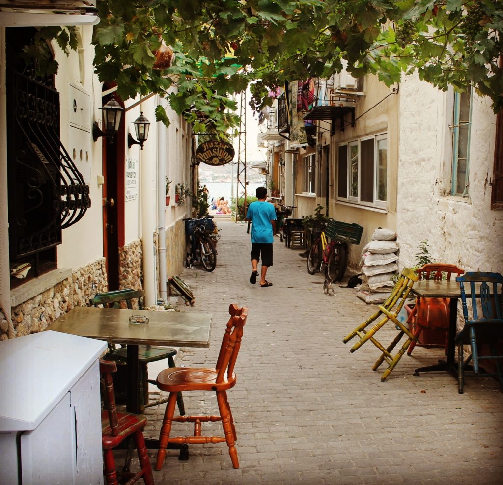 Alte taverne pe strada hotelului