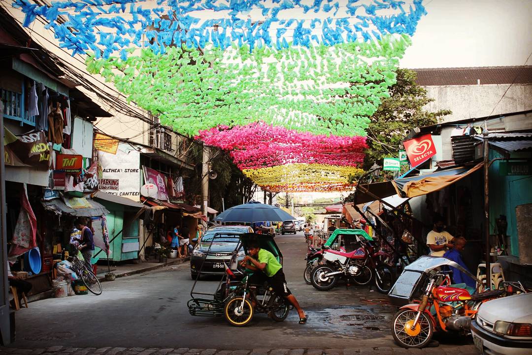 Străduță din Manila decorată cu pungi, în Intramuros