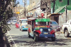 Jeepney colorat de Manila