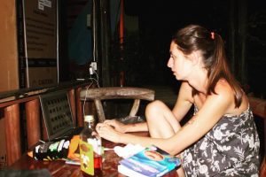 Filipinezii sunt și ei producători de rom. Cu o sticluță de-asta, nici nu simți că netul merge cătinel - cătinel.