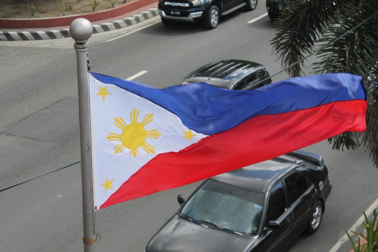 Steagul filipinez. Când este declarată starea de război, banda roșie trece în partea de sus.