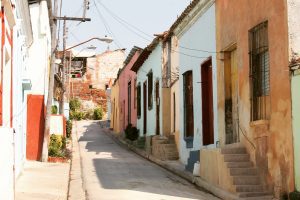 Clădirile sunt colorate peste tot în Cuba