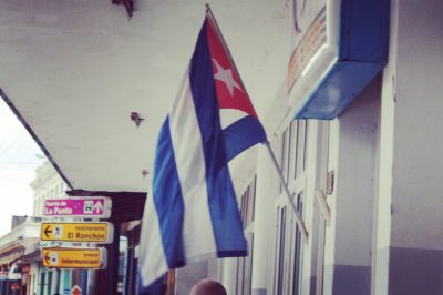 Steagul Cubei este unul dintre cele două steaguri ale unor țări comuniste care nu folosește nici un simbol comunist.