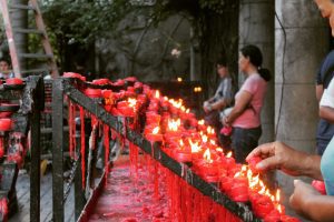Lumânări aprinse la Basilica Minore del Santo Niño