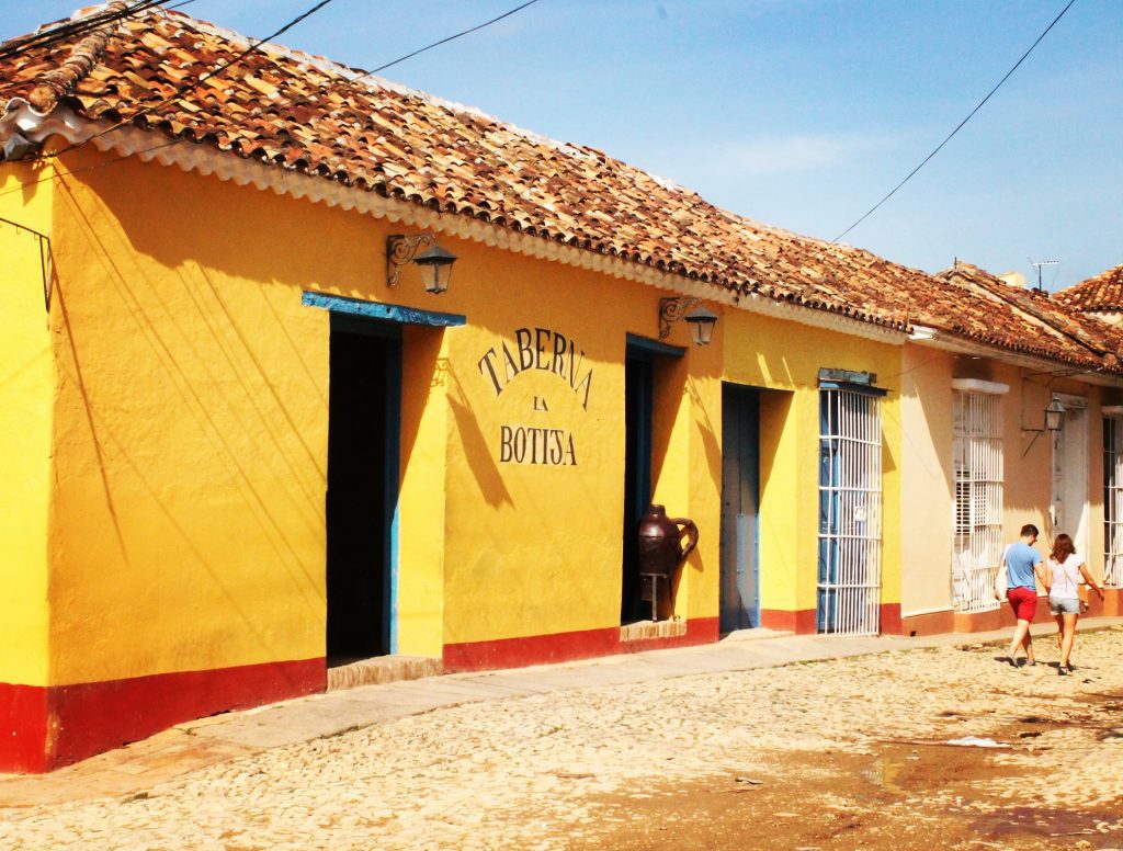 Toate clădirile sunt colorate în centrul Trinidadului