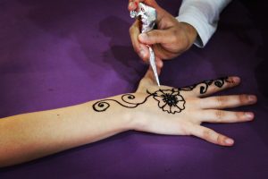 Primul desen cu henna, în Malaezia