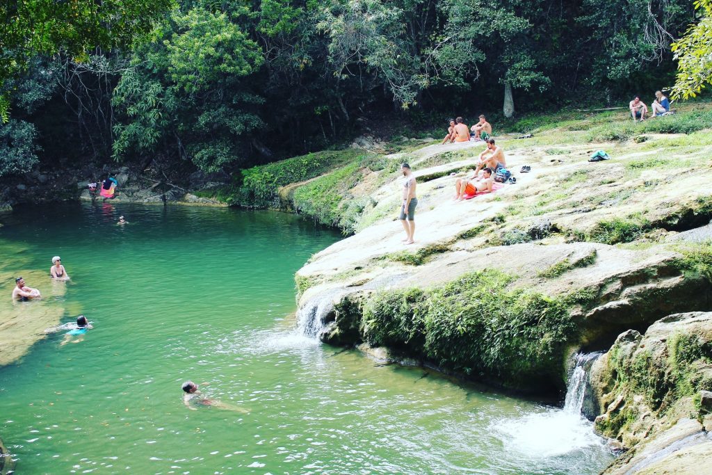 Localnicii vin în număr mare să se îmbăieze