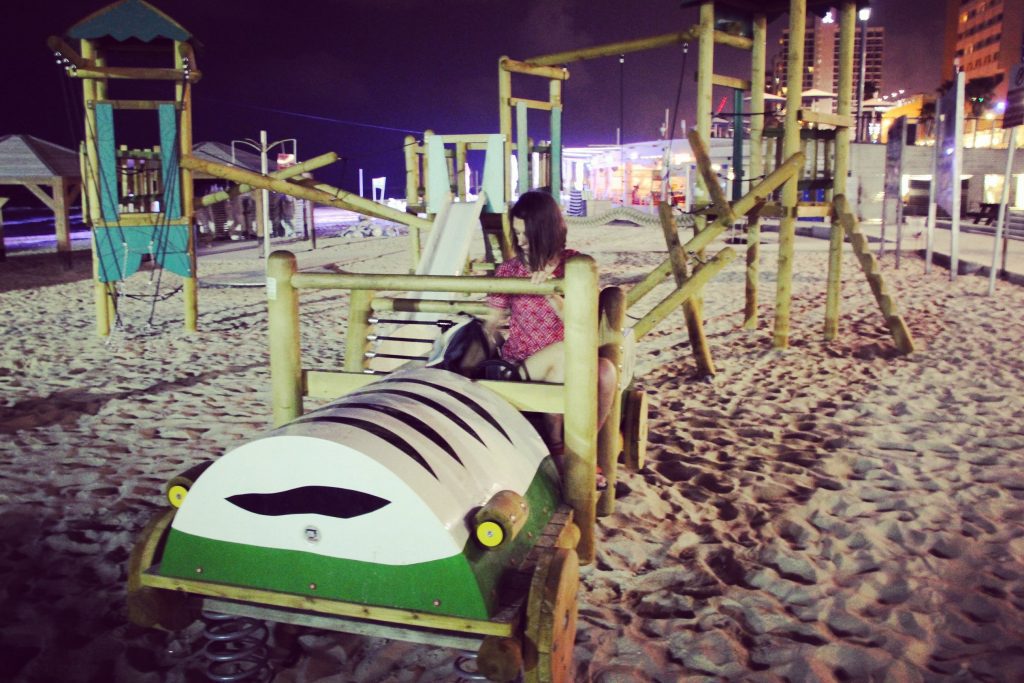 Parcuri pentru copii, amenajate pe plaja din Tel Aviv