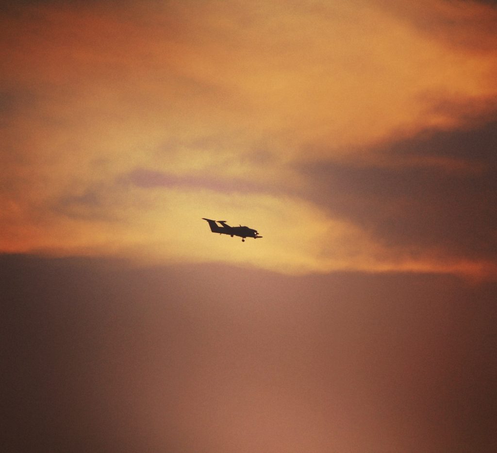 Apus și-un avion de luptă