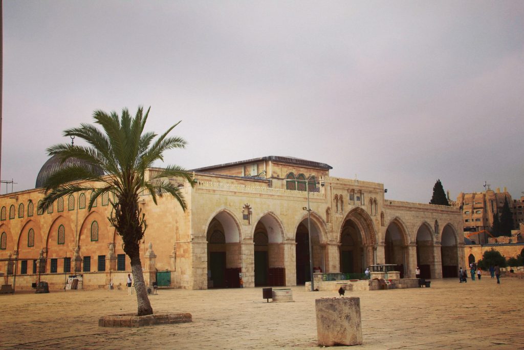 Intrarea în Moscheea Al-Aqsa,