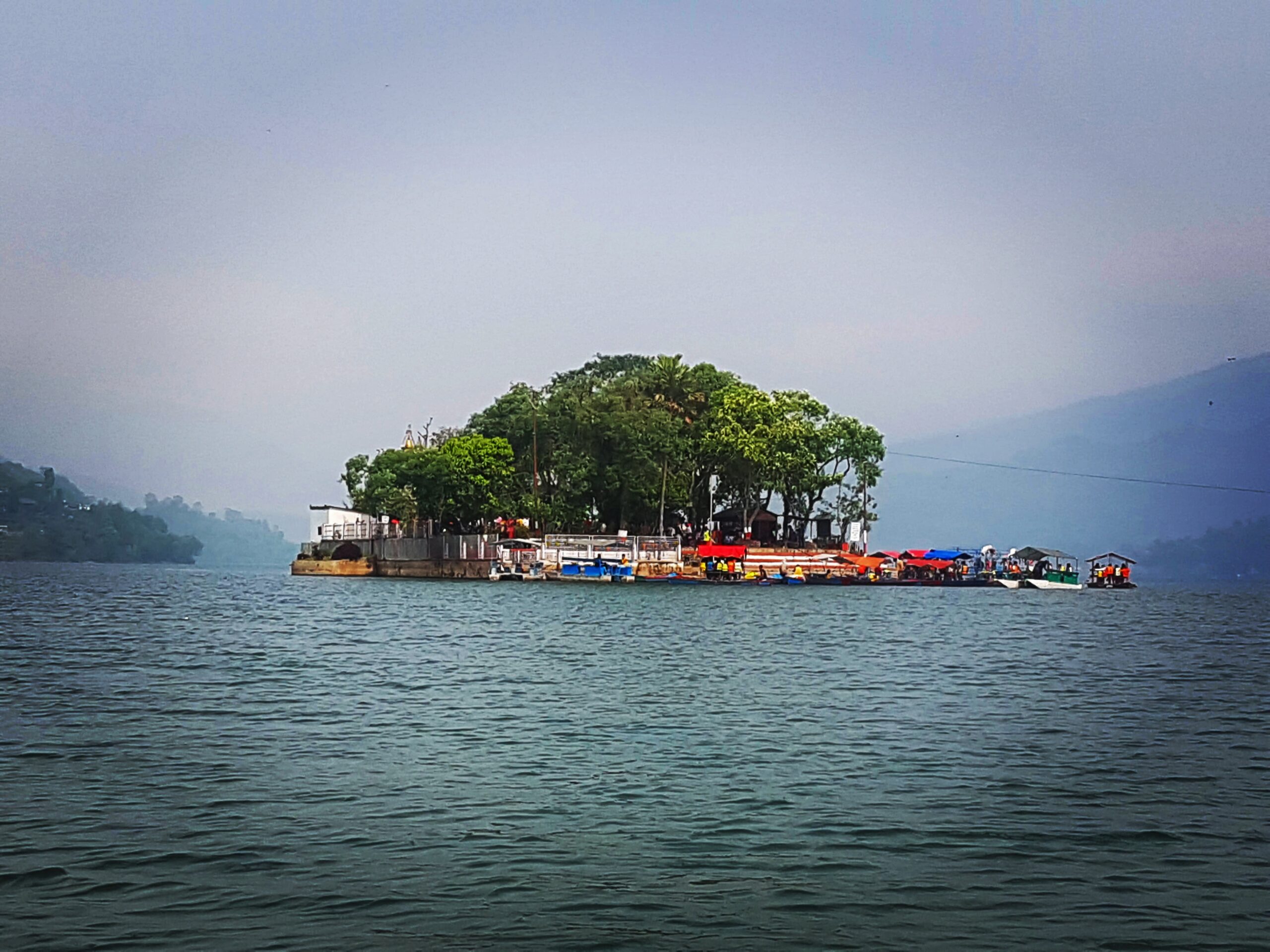 Templul Tal Barahi construit pe mica insulă din Phewa Lake