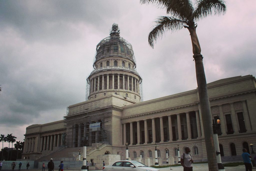 Capitoliul din Havana. Deloc asemănător cu cel din SUA. Da' deloc!