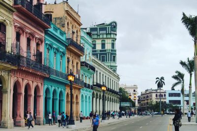 Clădirile coloniale, în culori de bomboane, pot fi cu ușurință un simbol pentru Havana.