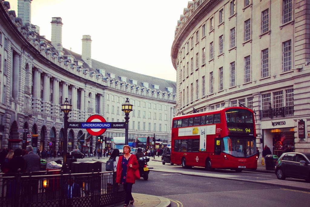 Cele mai importante mijloace de transport din Londra - metroul & autobuzele