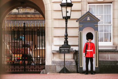 Căciuli păroase la Palatul Buckingham