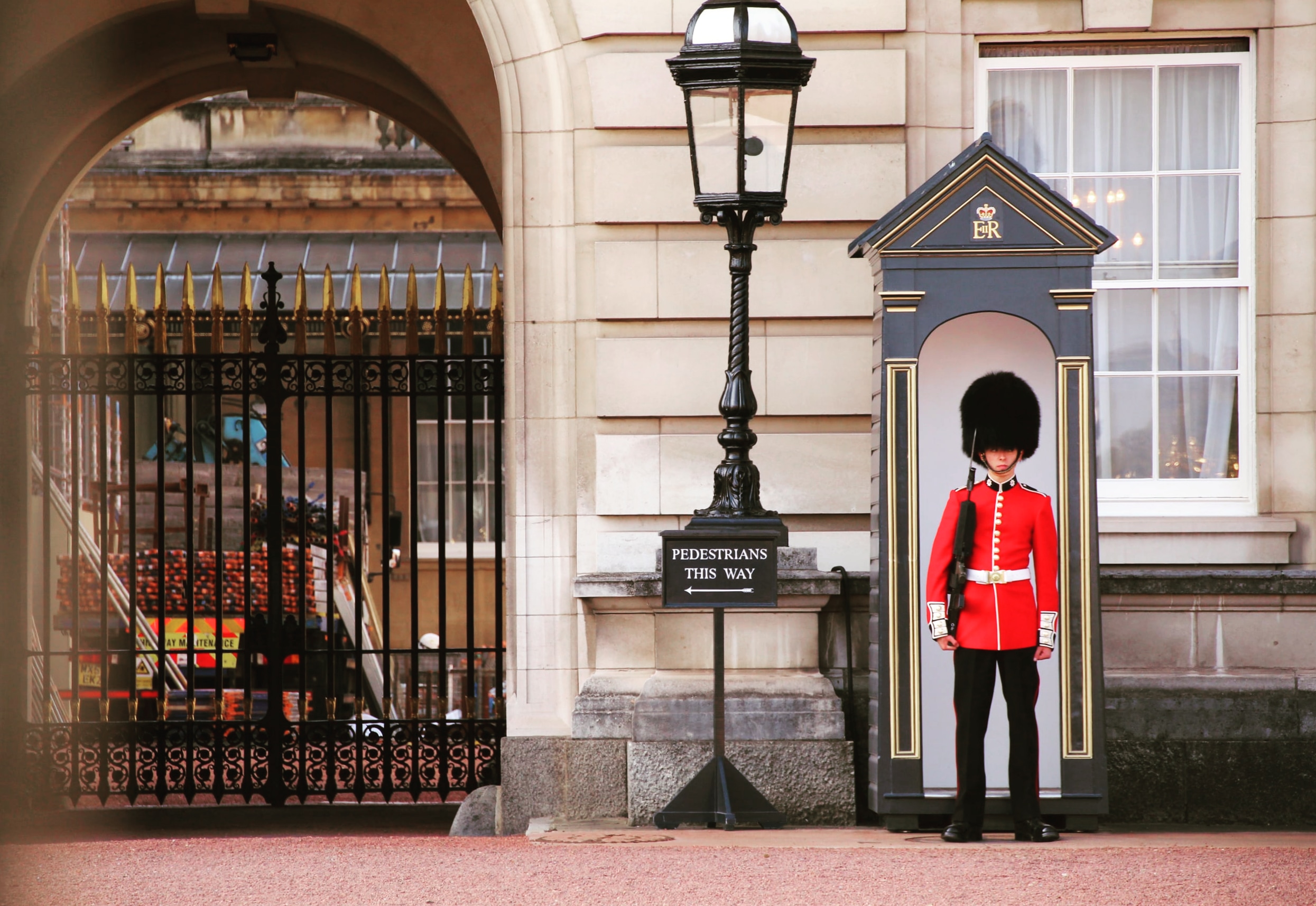 Căciuli păroase la Palatul Buckingham