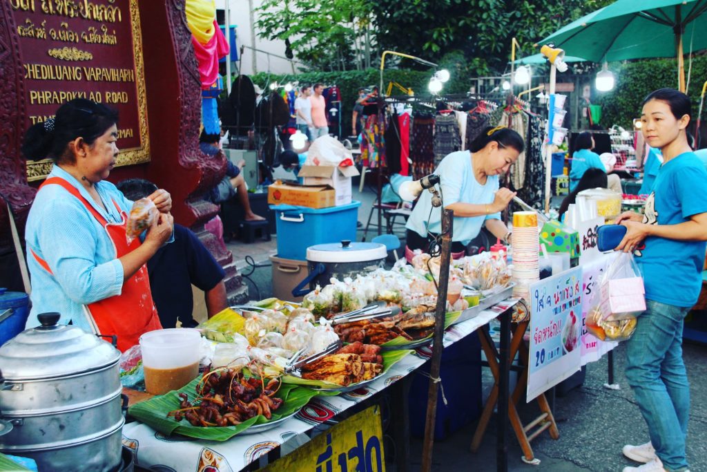 Tarabe cu mâncare la Sunday Walking Street