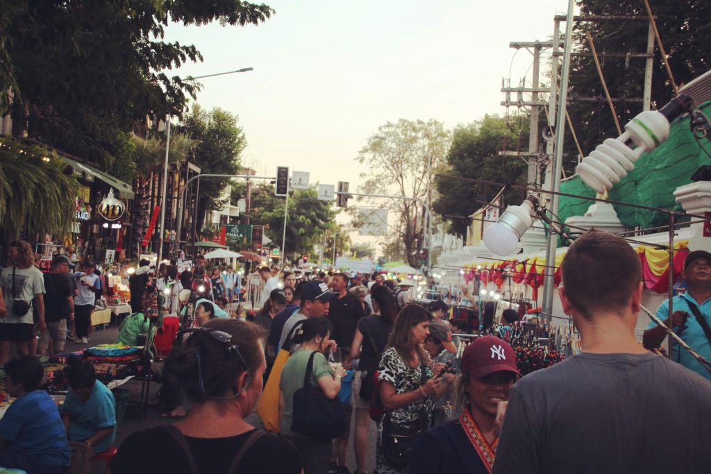 Mulțime de oameni la Sunday Walking Street