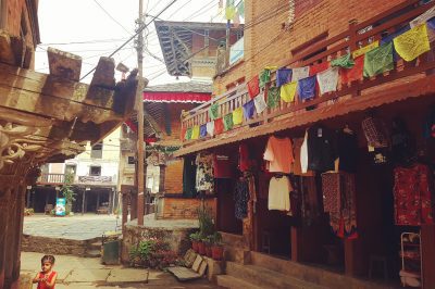 Căsuțe de cărămizi și steaguri colorate, Bandipur