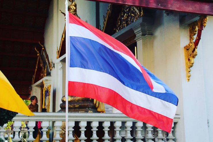 Steagul thaialandez face referire a 3 lucruri importante pentru acest popor - pământul, religia, monarhia.