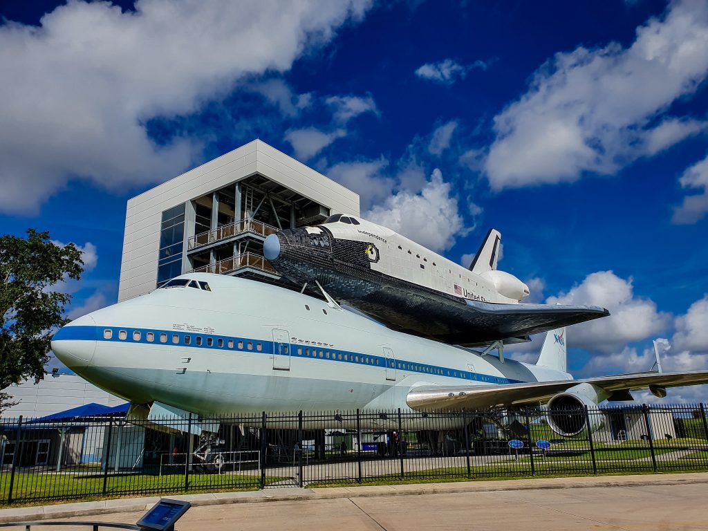 Shuttle Carrier Aircraft N905NA cu o machetă a rachetei Independence, în cârcă.