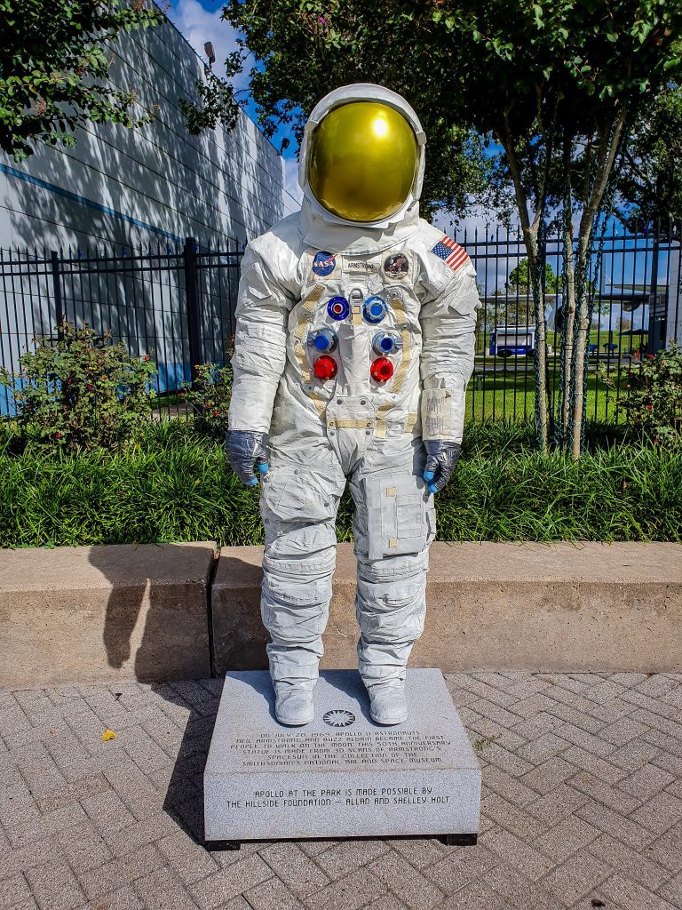Statuia a fost făcută pe baza unei serii de scan-uri 3D a costumului puratat de Neil Armstrong pe Lună.