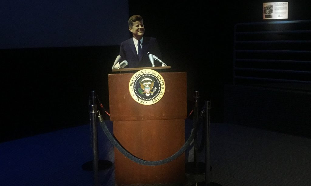 Pupitrul de la care Kennedy a rostit faimosul discurs, cum că vor ajunge în 10 ani pe Lună, este la HSC. 