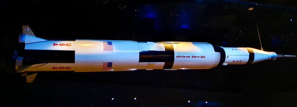 Saturn V - Cea mai înaltă și mai puternică rachetă de până acum, singura care a transportat oameni dincolo de orbita Pământului.