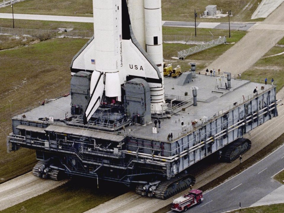 Transportatoarele duc o rachetuță la platforma de lansare.