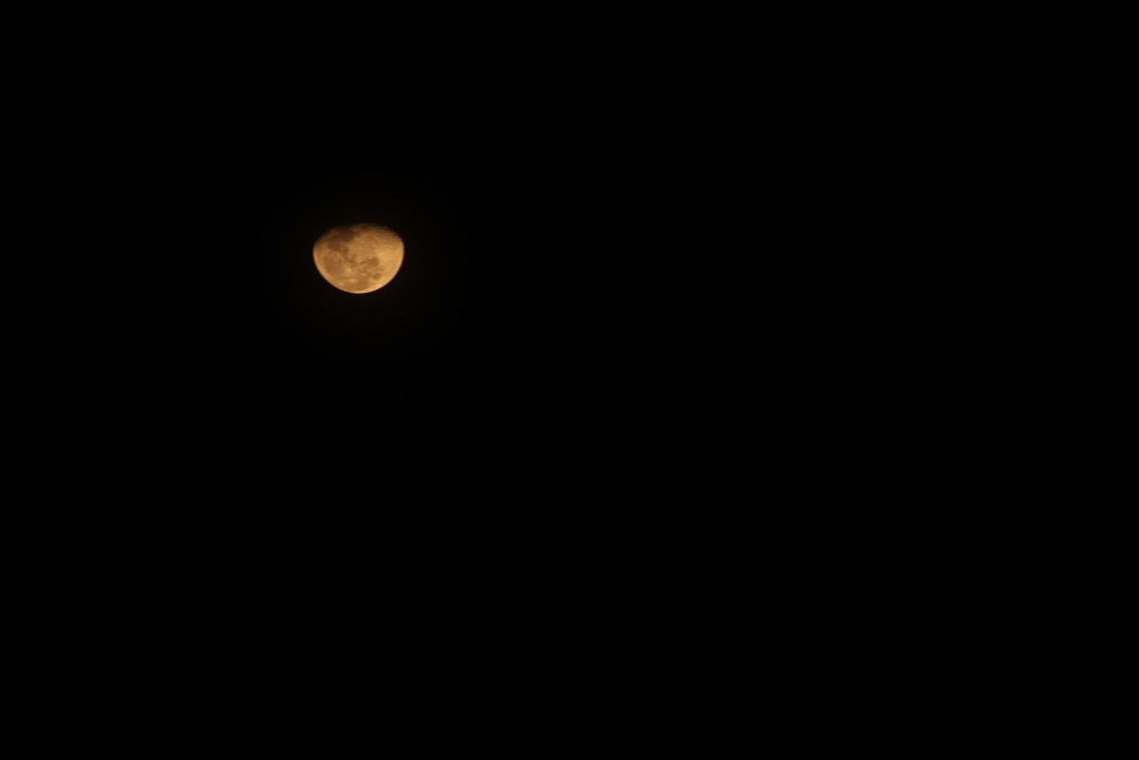 Dar una este Luna