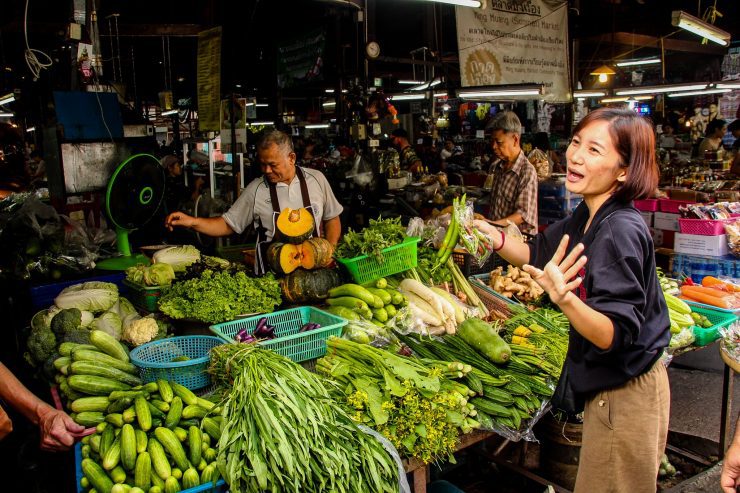 Cursurile de gătit din Thailanda încep cu o vizită la piață.