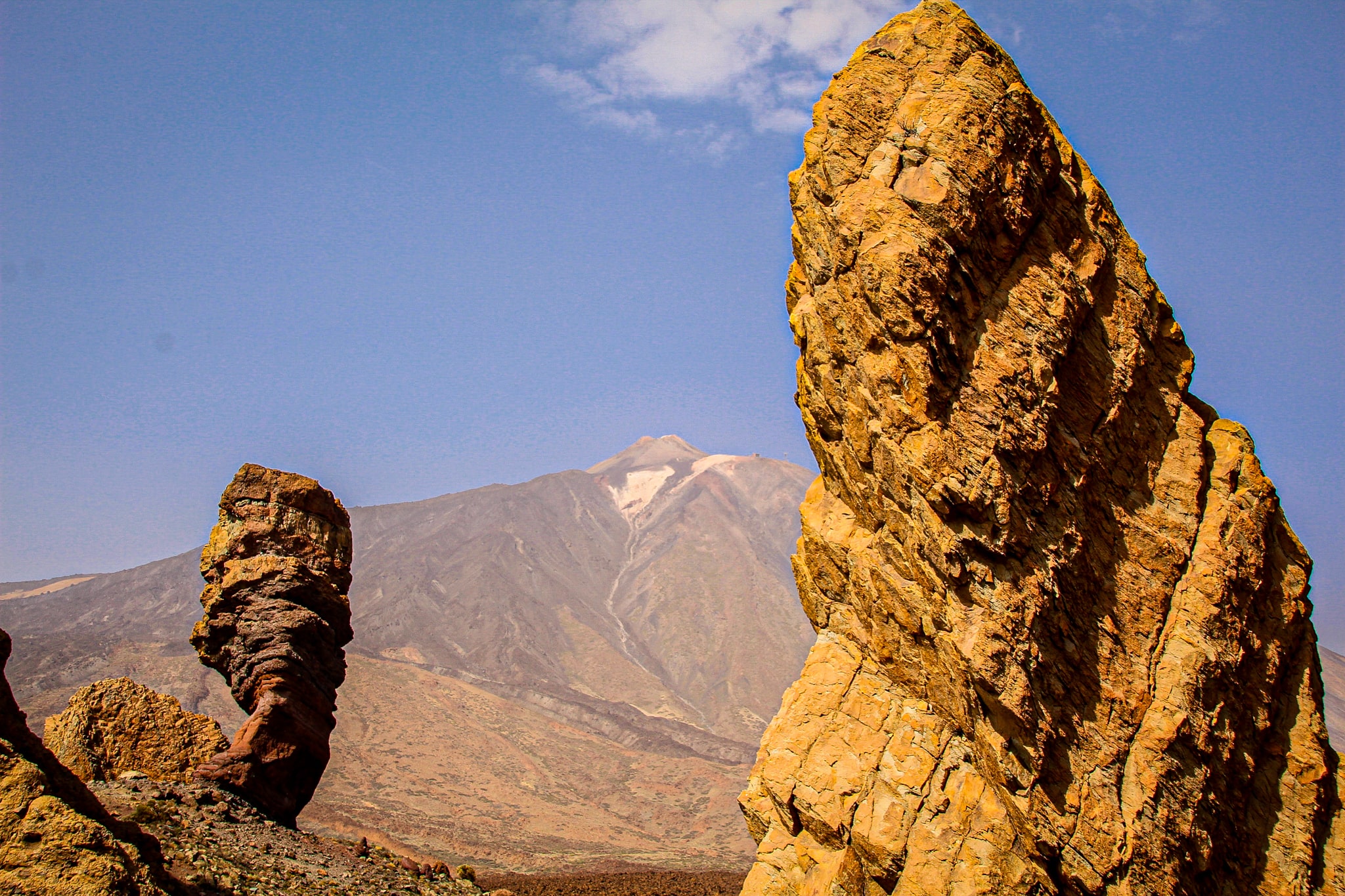 Roque Cinchado și El Teide, în fundal