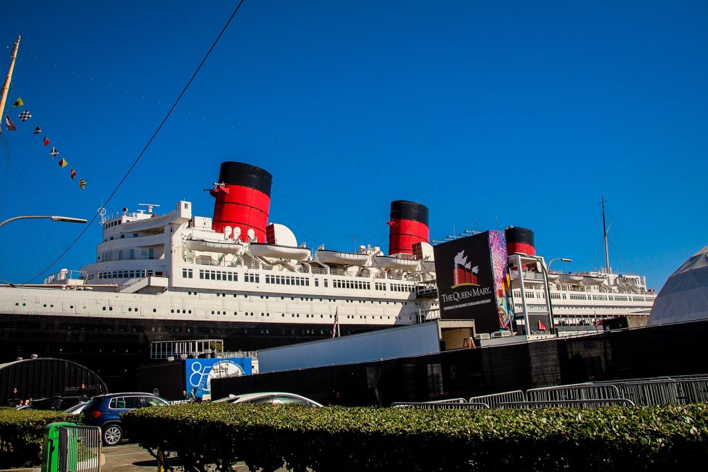 Queen Mary și emblematicele coșuri roșii