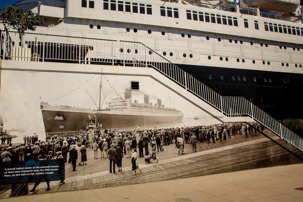 Intrarea este decorată cu o fotografie de la primul voiaj făcut de Queen Mary