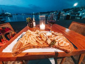 Souvlaki, prima masă în Mykonos