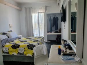 Și așa arăta camera, de unde vedeam superb apusul.