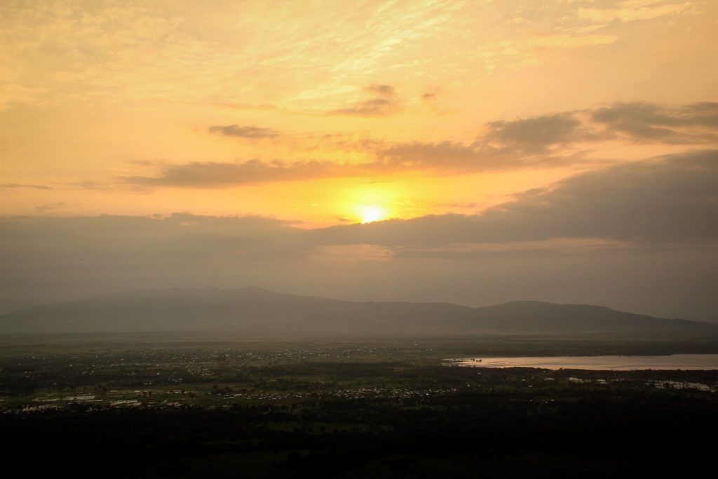 Răsărit timid peste Lacul Manyara