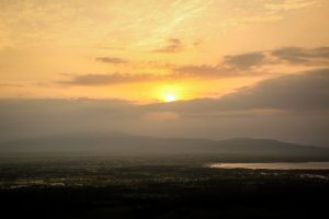 Răsărit timid peste Lacul Manyara