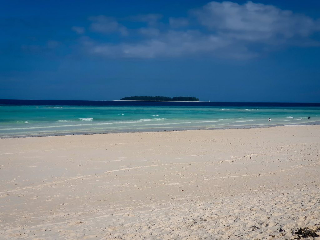 Mnemba Island, în depărtare